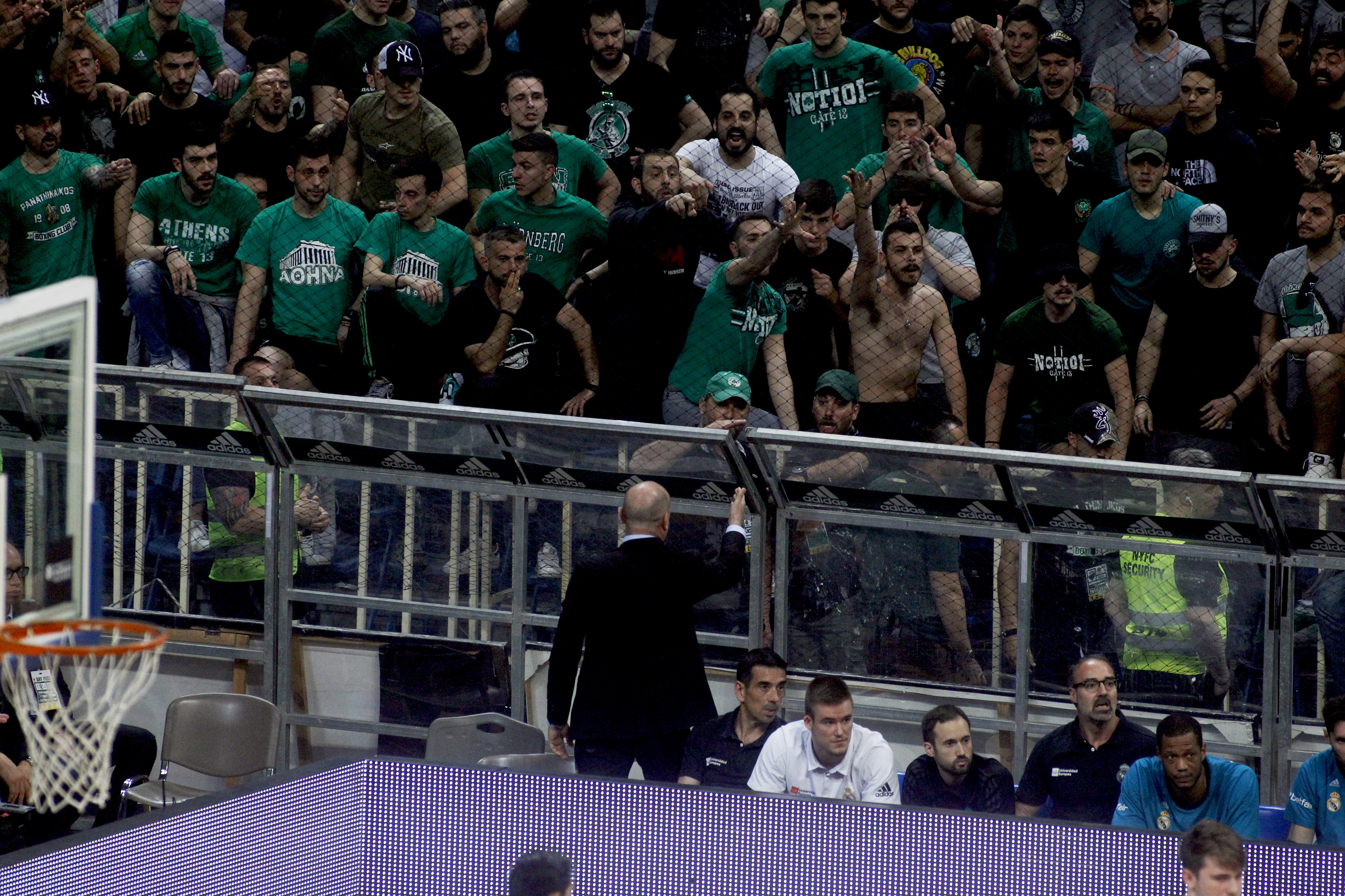 Έπιασε... συζήτηση με τους οπαδούς ο προκλητικός συνεργάτης του Λάσο