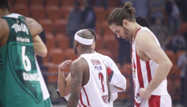 Και με την αβάντα της διαιτησίας... τερμάτισαν ισόβαθμοι με Παναθηναϊκό