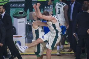 ΑΠΙΘΑΝΟΣ πανηγυρισμός Καλάθη-Λοτζέσκι (pics)