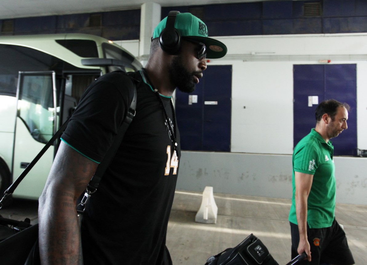 Τα κλικς της άφιξης του Παναθηναϊκού στο ΣΕΦ - Βγήκαν για προθέρμανση οι «πράσινοι» Τα κλικς της άφιξης του Παναθηναϊκού στο ΣΕΦ - Βγήκαν για προθέρμανση οι «πράσινοι»