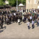 Ανατριχίλα: Μεταφέρεται η σορός του Παύλου στο νεκροταφείο - Συνθήματα και ο ύμνος από τον κόσμο (pics)