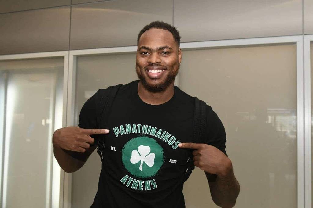 Έφτασε με «πράσινο» μπλουζάκι ο Τόμας! (pic)