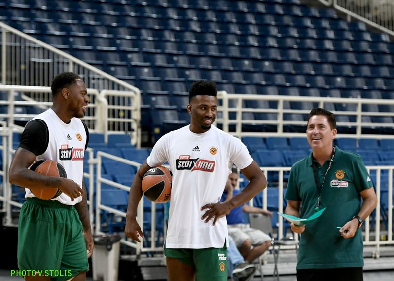 «Πρώτη» στο ΟΑΚΑ, αστειάκια από τους... νέους (pics)