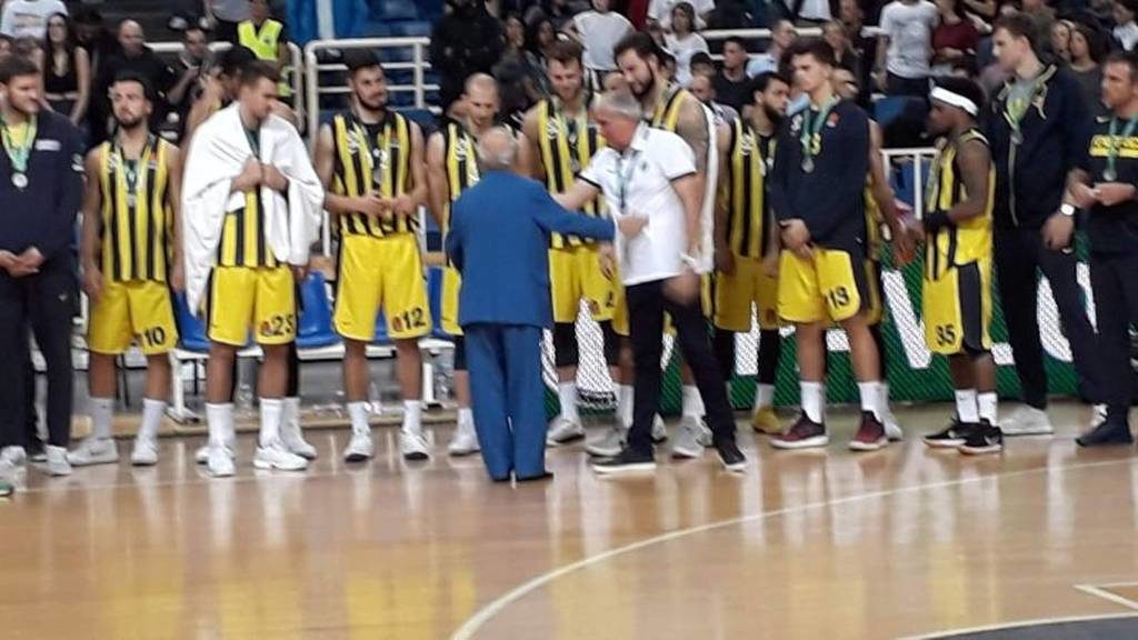 Ο Θανάσης αποθέωσε τον Ζοτς στους... παίκτες της Φενέρ! (vid)