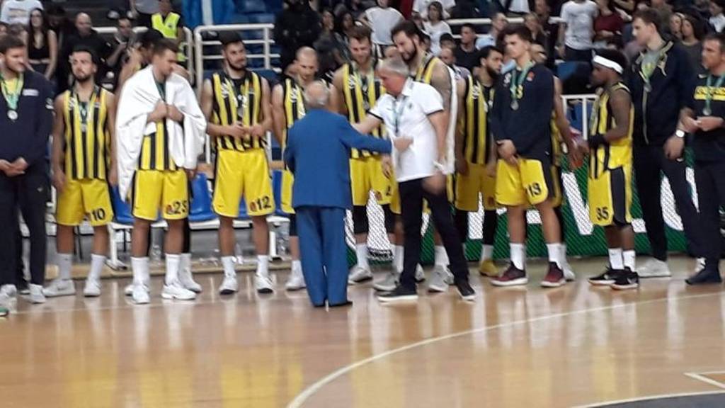 Ο Θανάσης αποθέωσε τον Ζοτς στους... παίκτες της Φενέρ! (vid)