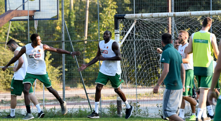 Έπαιξαν ποδόσφαιρο και το διασκέδασαν! (pics)