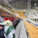 O αθάνατος Θανάσης είναι στο ΟΑΚΑ: Ανθοδέσμη, σημαία και φωτογραφία του (pics)