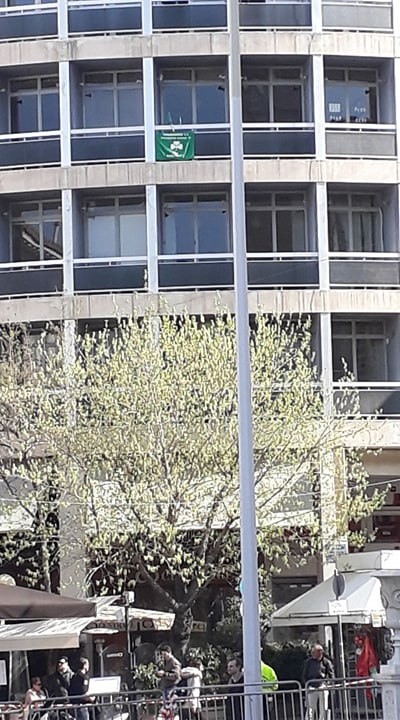 Σημαία του Παναθηναϊκού σε κτίριο απέναντι από τη Μητρόπολη