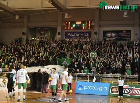 Οπαδοί στην προπόνηση ενόψει του αυριανού τελικού