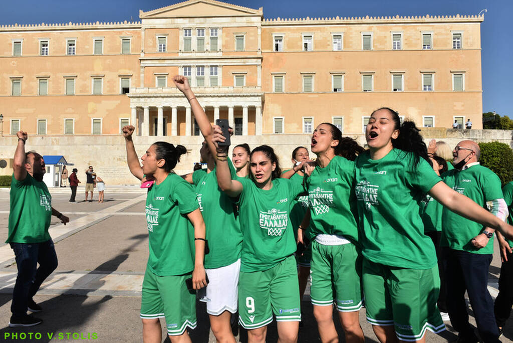 Αθήνα = Παναθηναϊκός: Οι Πρωταθλήτριες στο Σύνταγμα (pics)