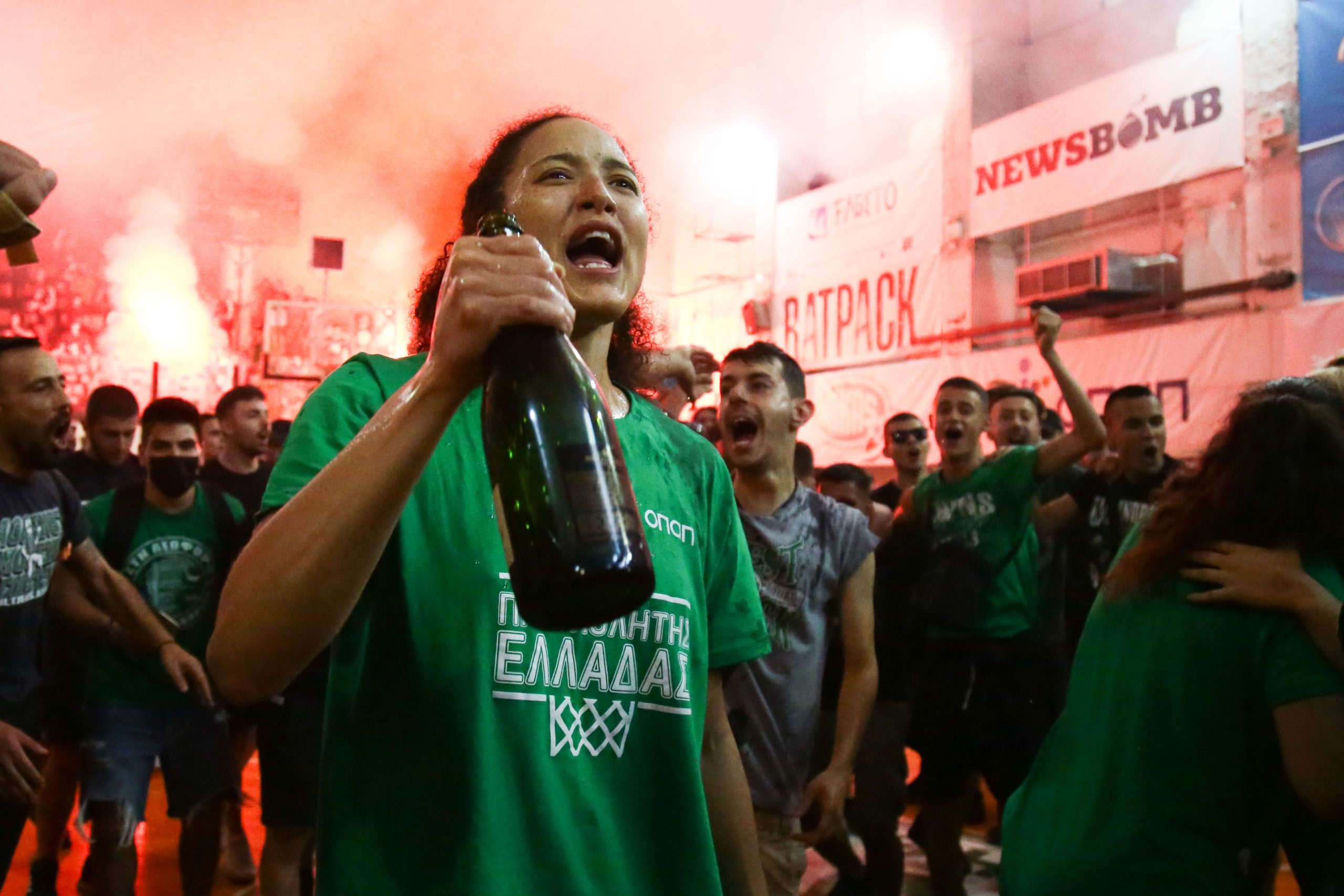 Ντελίριο στη Λεωφόρο, πάρτι τίτλου στο «Παύλος Γιαννακόπουλος» (εικόνες)