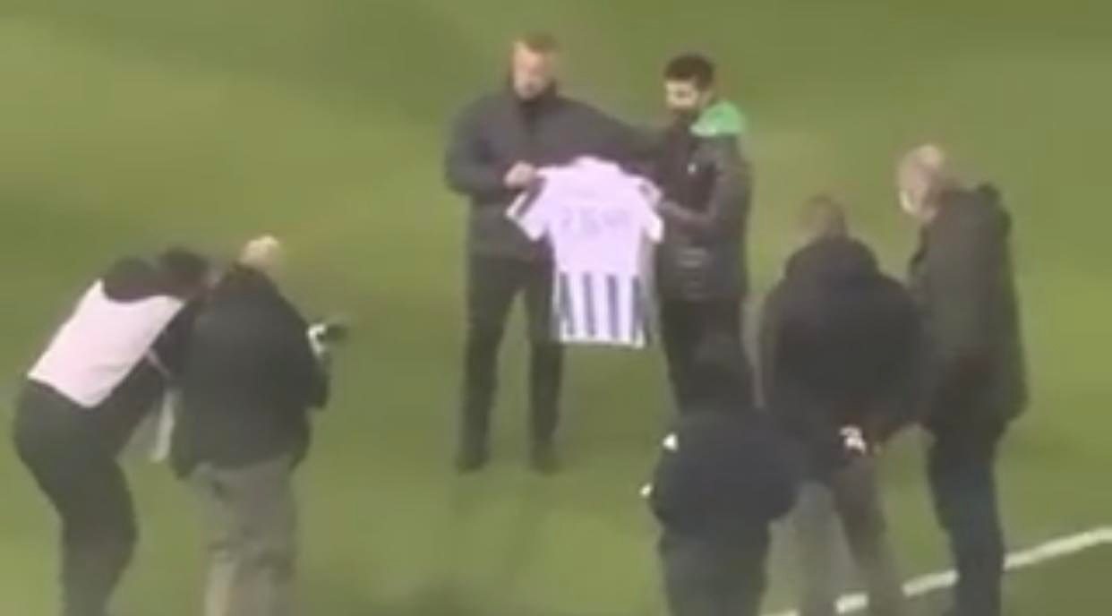 Βράβευσε τον Γκελαούζο ο Σαραβάκος στη Λεωφόρο (vid)