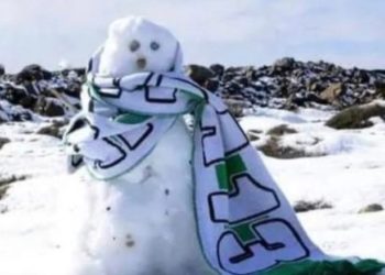 Viral: Ο χιονάνθρωπος από την Κάσο με το κασκόλ της Θύρας 13 (pic)