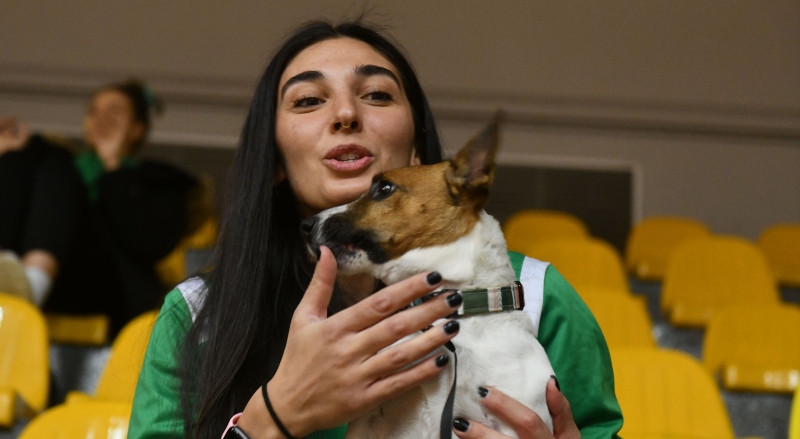 Παρέα με το σκυλάκι της στο γήπεδο η Ναταλία Μεταξά