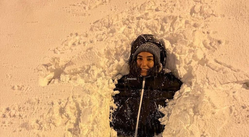 Θάφτηκε στο χιόνι η Ναταλία Μεταξά - Το σκυλάκι «μασκότ» του Τριφυλλιού (pics)