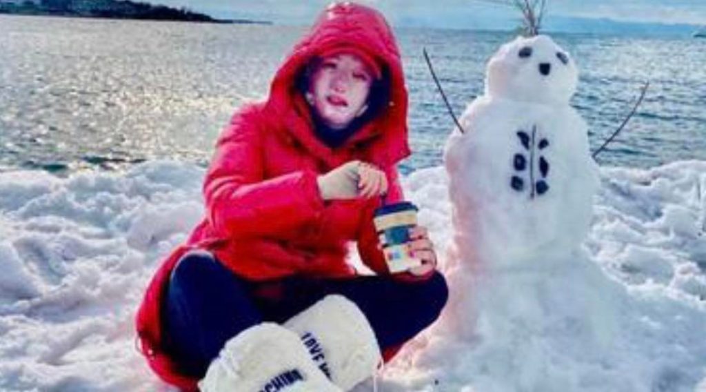 Ιωάννα Παλιοσπύρου: Η εξόρμηση στα χιόνια! Ποζάρει σαν μικρό παιδί πλάι στον χιονάνθρωπο (vid)