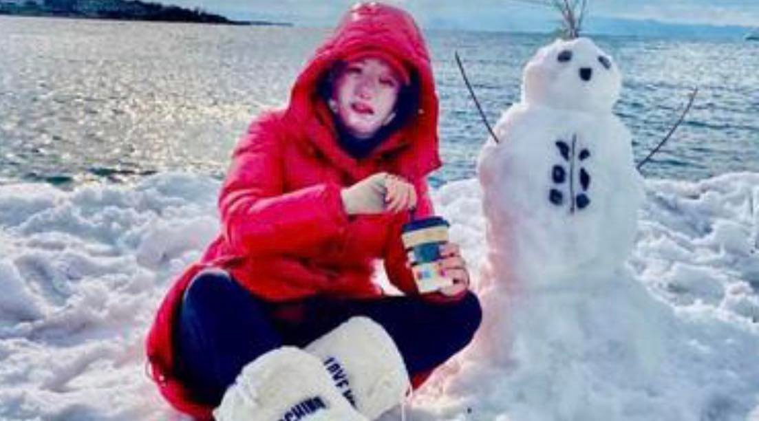 Ιωάννα Παλιοσπύρου: Η εξόρμηση στα χιόνια! Ποζάρει σαν μικρό παιδί πλάι στον χιονάνθρωπο (vid)