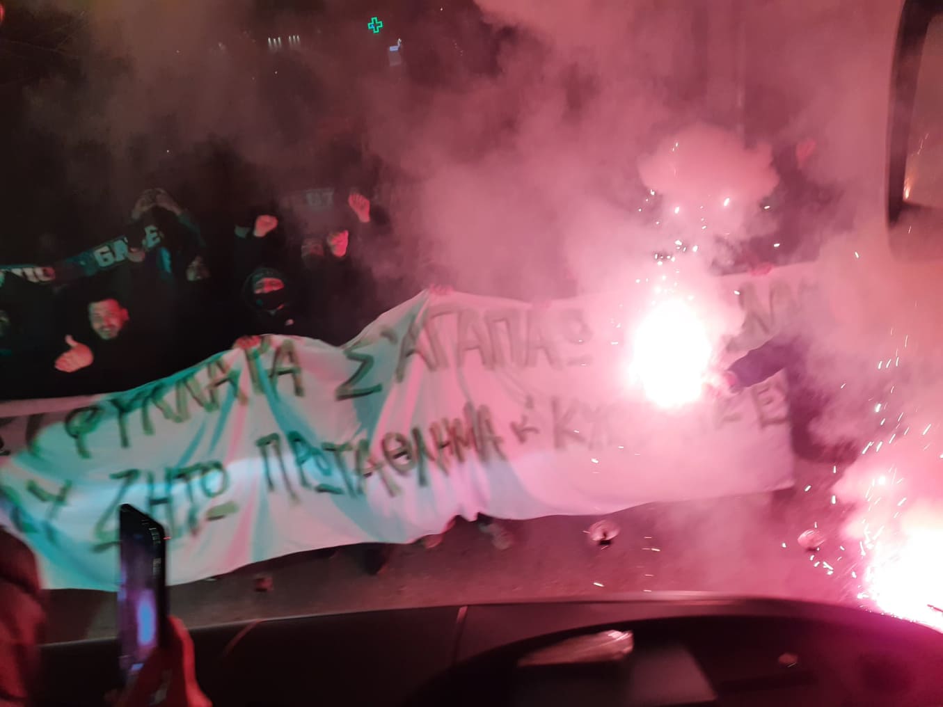 Χαμός μετά το «διπλό»: Υποδέχθηκαν στη Λεωφόρο τα κορίτσια οι οπαδοί του Παναθηναϊκού (pics)