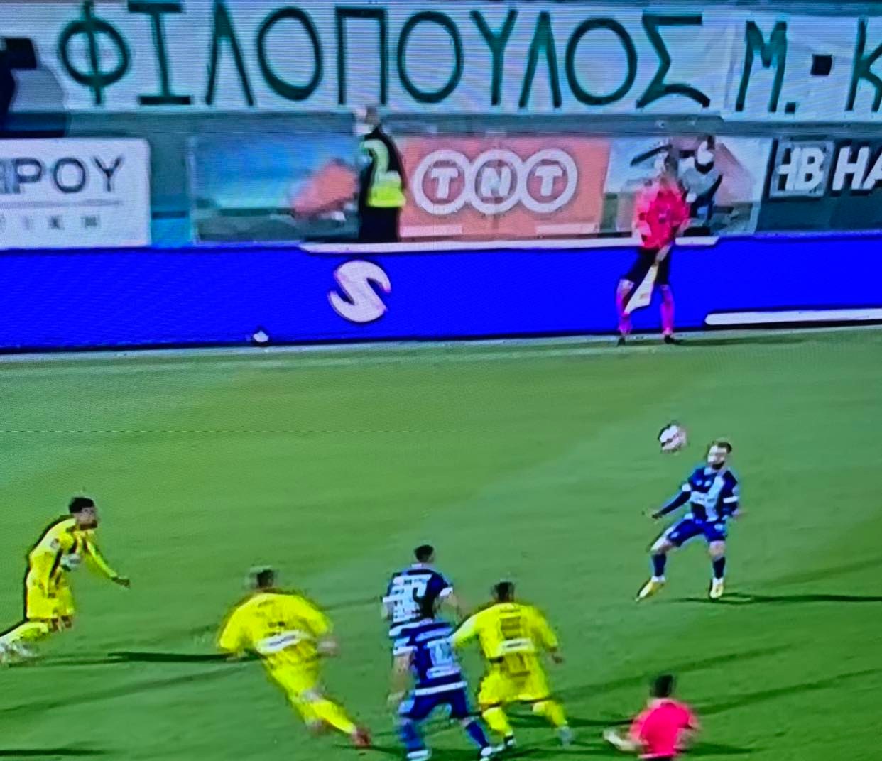 Η αναφορά των οπαδών του ΠΑΣ στον Φιλόπουλο (pics) Η αναφορά των οπαδών του ΠΑΣ στον Φιλόπουλο (pics)