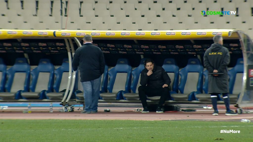 Του... κόπηκαν τα πόδια - Έμεινε στον πάγκο ο Γιαννίκης μετά τον αγώνα (vid)