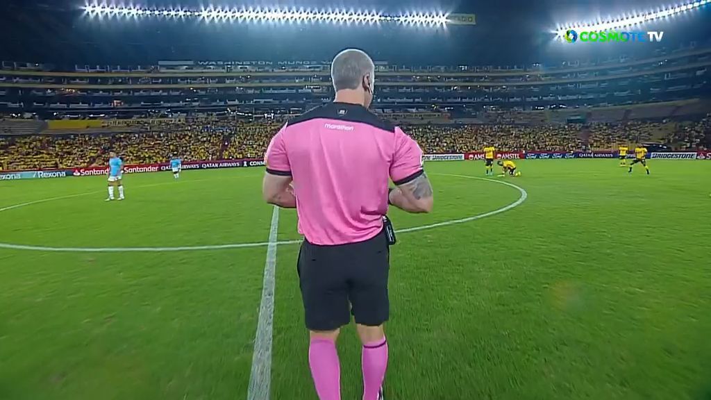 Διαιτητής «ντουλάπα» πήρε τα... φώτα από τους ποδοσφαιριστές! (vid)