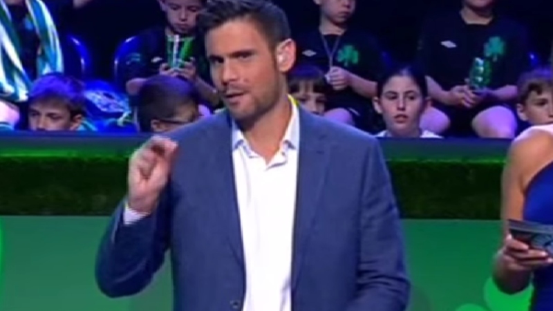 Η Μενεγάκη… σακάτεψε τον Ουγγαρέζο - Τον πέταξε στο πάτωμα, μαζί με την καρέκλα (vid)