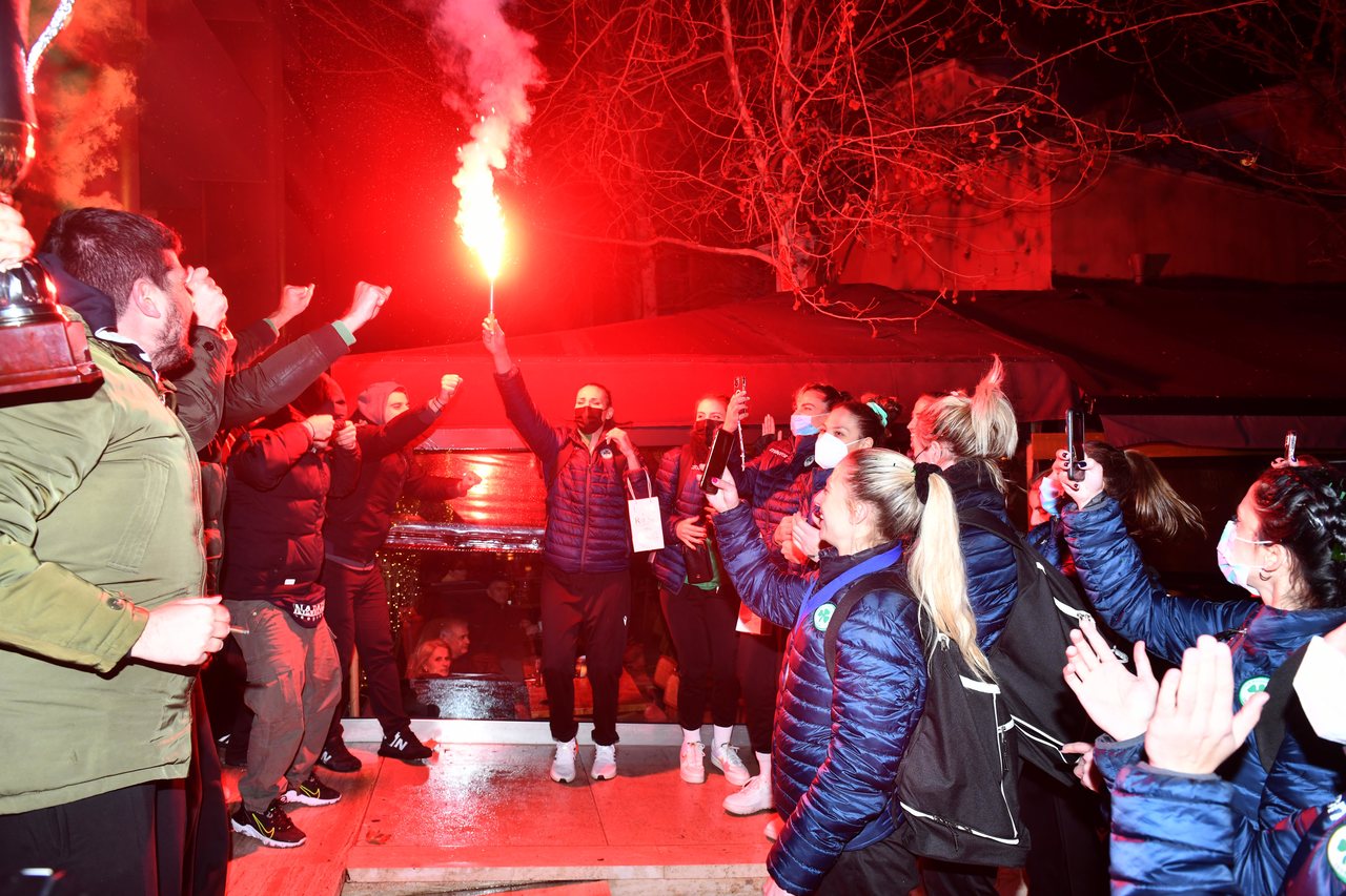 Έκανε «σεισμό» η Θύρα 13 με τα φίνα κορίτσια - Μοναδικές εικόνες και βίντεο (vids-pics)