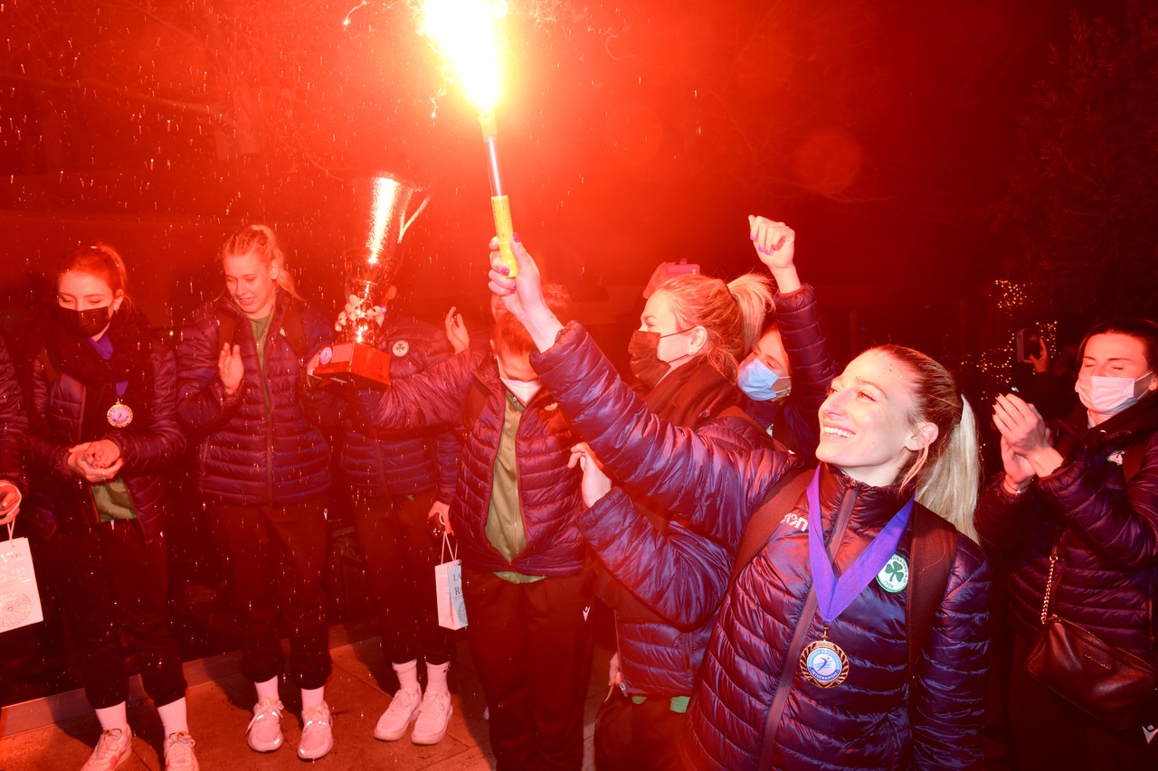 Έκανε «σεισμό» η Θύρα 13 με τα φίνα κορίτσια - Μοναδικές εικόνες και βίντεο (vids-pics)