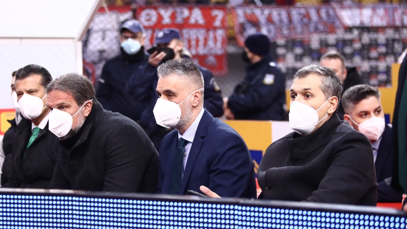 «Συντετριμμένος» ο Διαμαντίδης στο ημίχρονο! (pic)