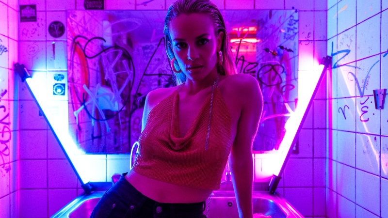 Ιλένια Ουίλιαμς: Ποζάρει topless στο κρεβάτι της και προκαλεί λιποθυμίες (pics)