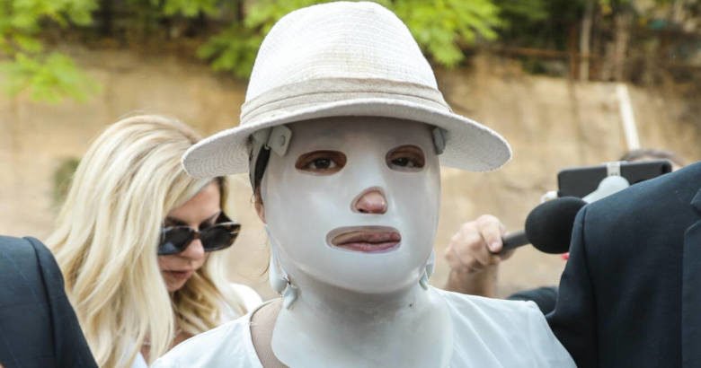 Ιωάννα Παλιοσπύρου: Αφαίρεσε σε δημόσιο χώρο τη μάσκα από το πρόσωπό της (pics - vid)