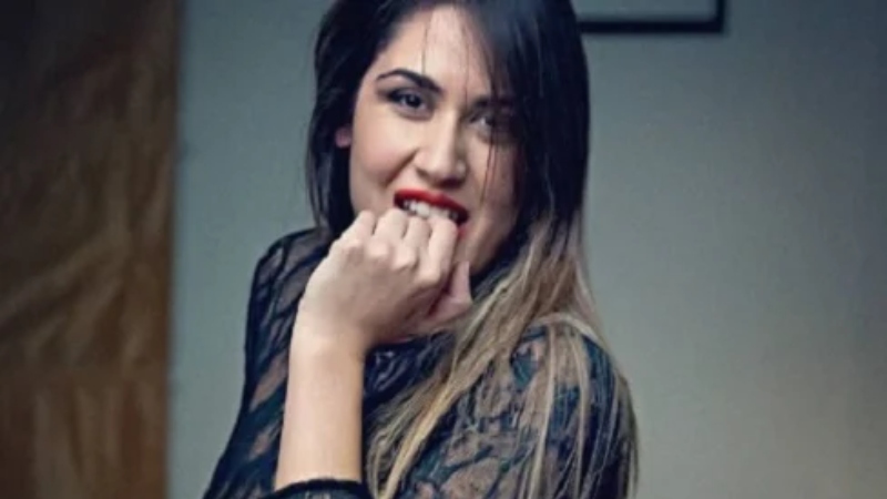 Γονατιστή και… άκρως αποκαλυπτική η Έλενα Κρεμλίδου (pic-vids)