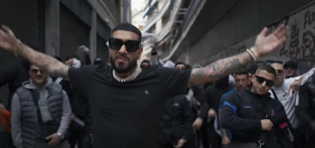 Ποια ρινγκ - Ο Snik έπαιξε άγριο ξύλο σε νυχτερινό μαγαζί (vid)