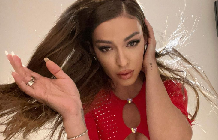 Αστεία τούμπα επί σκηνής η Ελένη Φουρέιρα - Η επική αντίδραση (vid)