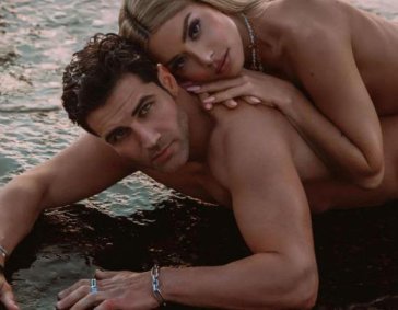 Τα... έβγαλε όλα η Ζόζεφιν και ξάπλωσε πάνω στον Ιακωβίδη! (pic)