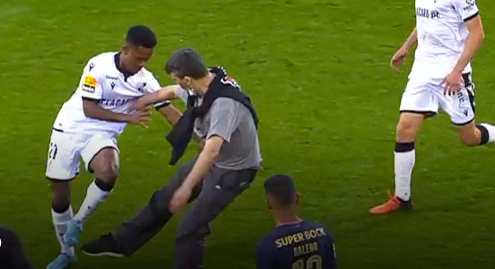 Απίθανα πράγματα: Οπαδός μπήκε στο γήπεδο και άρχισε να κλωτσάει παίκτες! (vid)