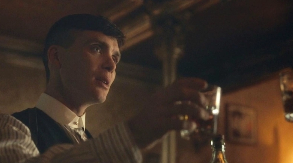 Peaky Blinders: Ο Τόμας Σέλμπι έχει πιει ουίσκι 213 φορές, αλλά δεν έχει φάει ποτέ! (vids)