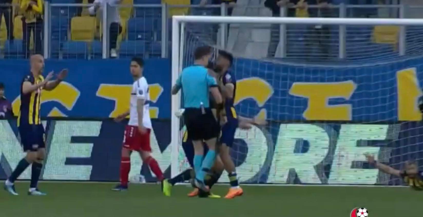 Εκτός... ελέγχου ο Ζαχίντ - Πήγε να πλακώσει τον διαιτητή και αποβλήθηκε! (vid)