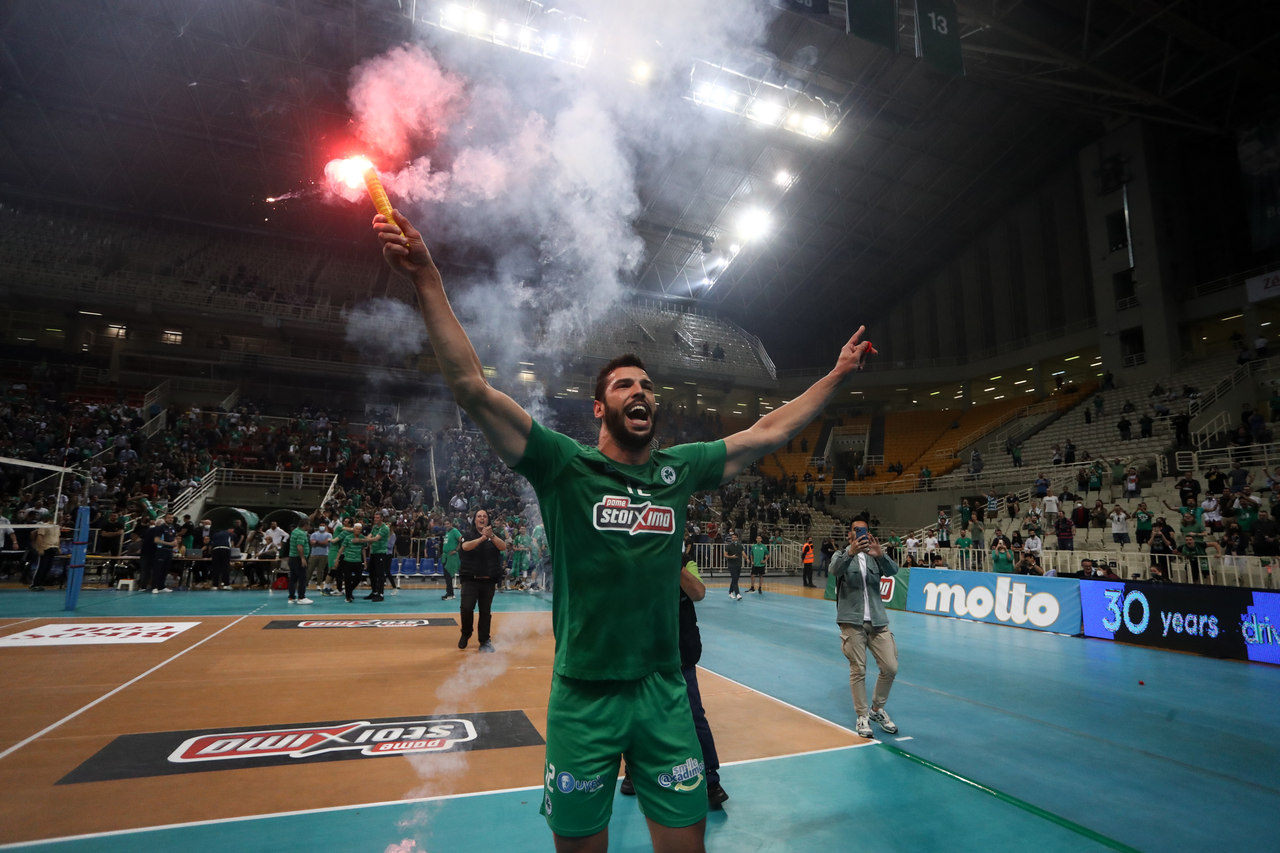 ΕΠΙΚΟΣ Ρανγκέλ! Με το καπνογόνο στο ΟΑΚΑ...