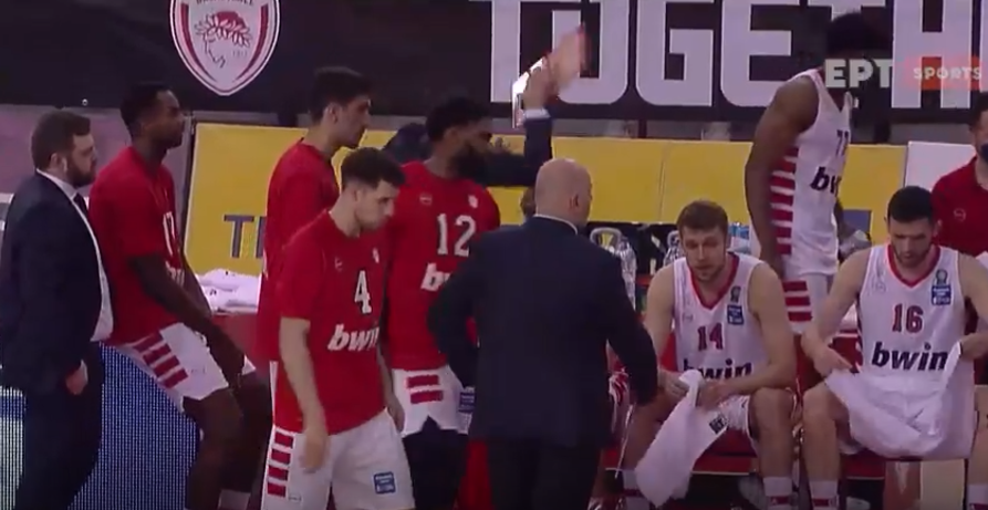 Έξαλλος ο Μπαρτζώκας - Έριξε το πινακάκι με δύναμη στο πάτωμα! (vid)