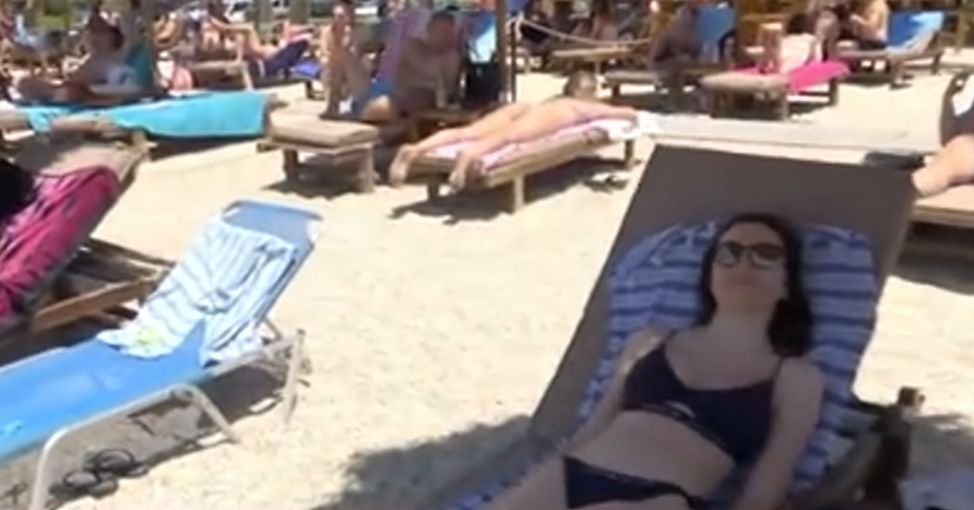 Πάγωσε ο Μάνεσης στον αέρα - Λουόμενη είδε την κάμερα και τούρλωσε... (vid)