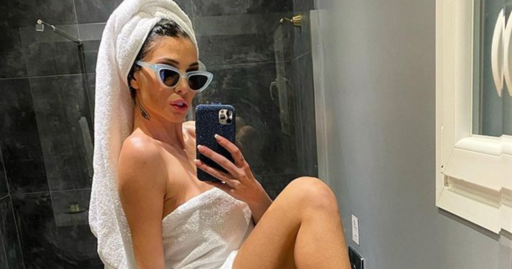 Σάλος με παίκτρια του Bachelor στο μπάνιο - «Αποκάλυψη» όταν σηκώθηκε το μπουρνούζι! (vid-pics)