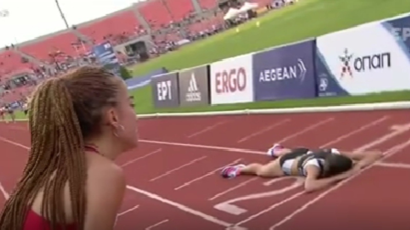 Αθλήτρια του Παναθηναϊκού σκόνταψε στον τερματισμό, καμία συναθλήτρια δεν τη βοήθησε! (vid)