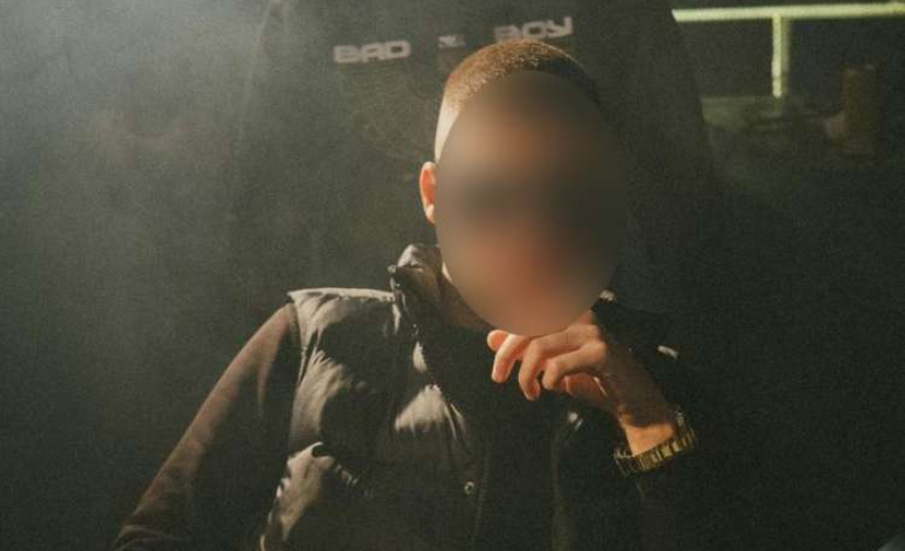 Συνελήφθη πασίγνωστος τράπερ για οπλοκατοχή! (vid)