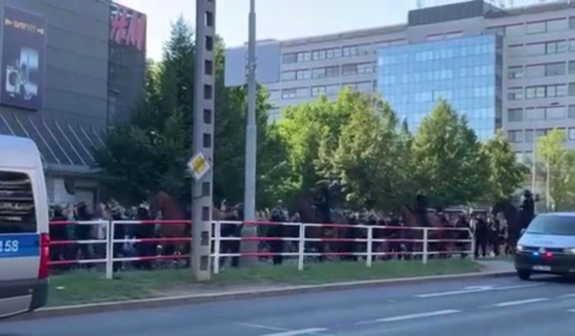 «Πράσινη» η Πράγα - Επική άφιξη οπαδών του Παναθηναϊκού στην Έντεν Αρένα! (vids)