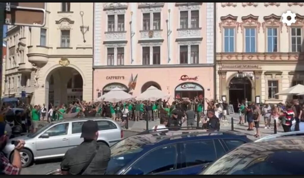Ξεκίνησε το πάρτυ στην Πράγα - Συνθήματα από τους οπαδούς στην κεντρική πλατεία