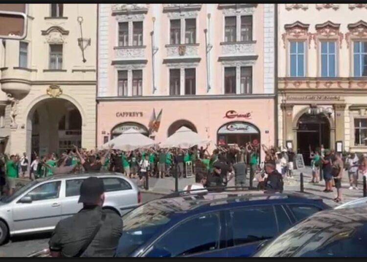 Ξεκίνησε το πάρτυ στην Πράγα - Συνθήματα από τους οπαδούς στην κεντρική πλατεία