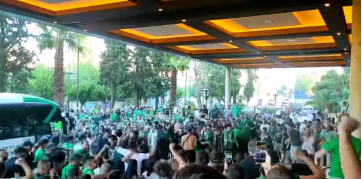 Εκαναν... Λεωφόρο το ξενοδοχείο οι οπαδοί - Ντόπες στους παίκτες!