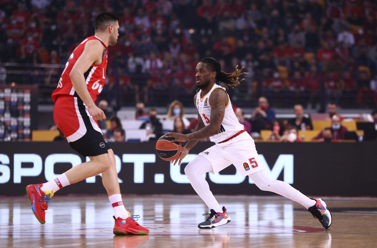 Και επίσημα στο Καμερούν ο Πάρις Λι!