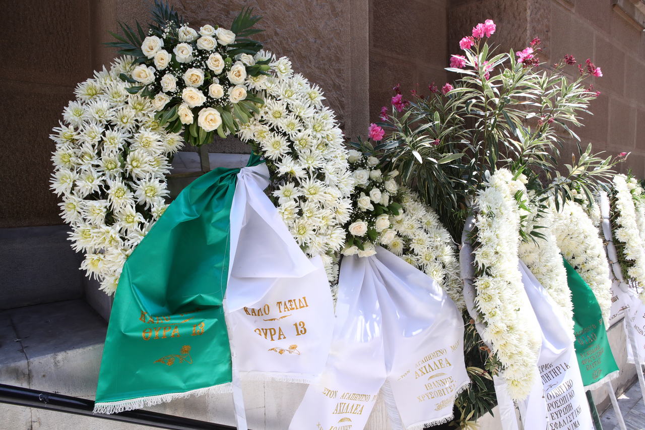 Θρήνος στην κηδεία του Αχ.Μακρόπουλου: Στεφάνι από Γιαννακόπουλο, Μαλακατέ, Θύρα 13 (pics)